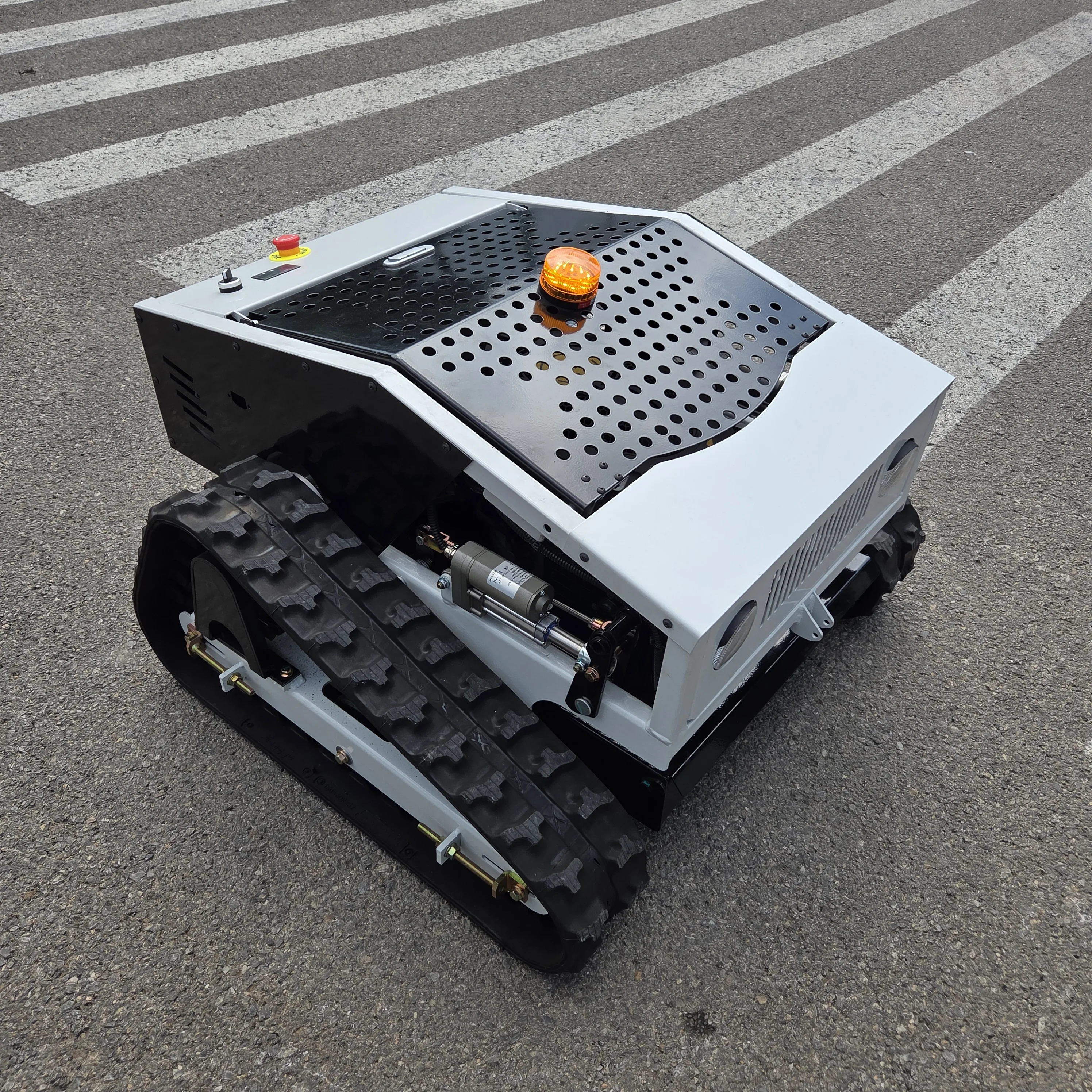 Nowa inteligentna kosiarka do trawy z elektrycznym rozrusznikiem jednym przyciskiem, podnoszeniem ostrza, funkcją zero turn i pełną automatyzacją.