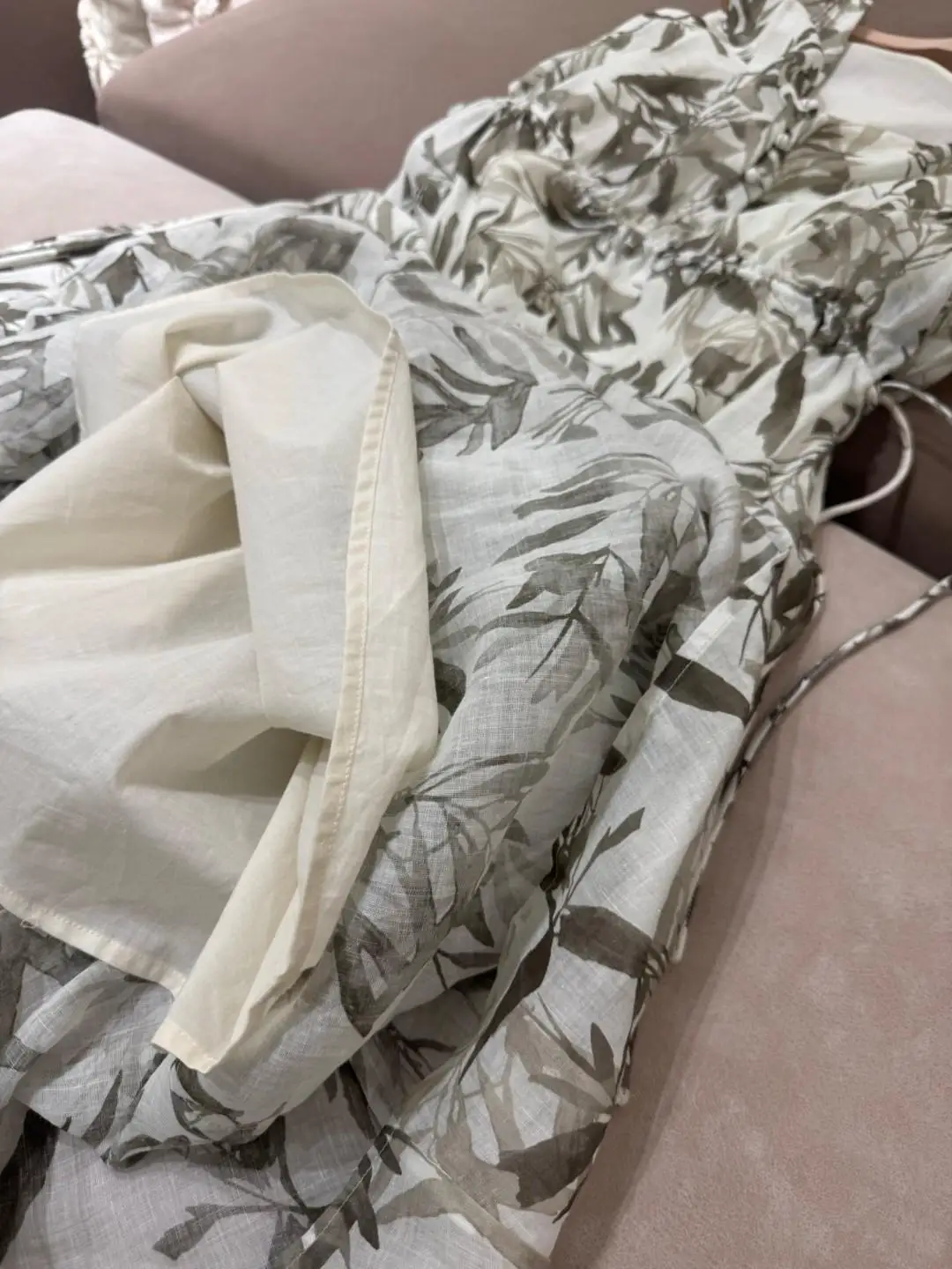 ชุดเดรสผ้าป่านผู้หญิงคอวีและเอวสําหรับกระชับสัดส่วนอารมณ์หรูหราและโรแมนติก