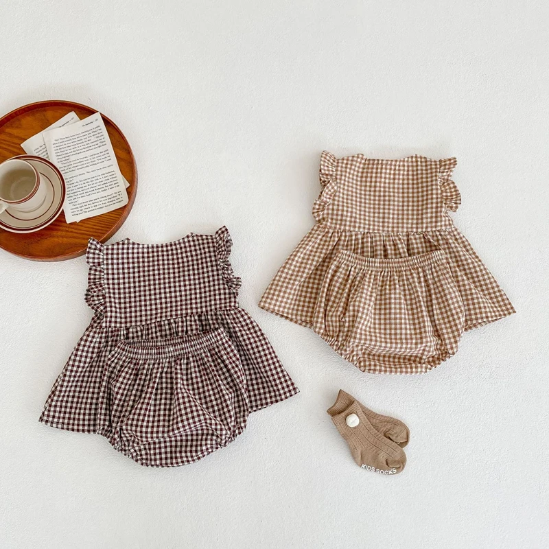 Summer new baby clothing, 0-3 year old girls, small plaid fly sleeved top+bread pants 2-piece set