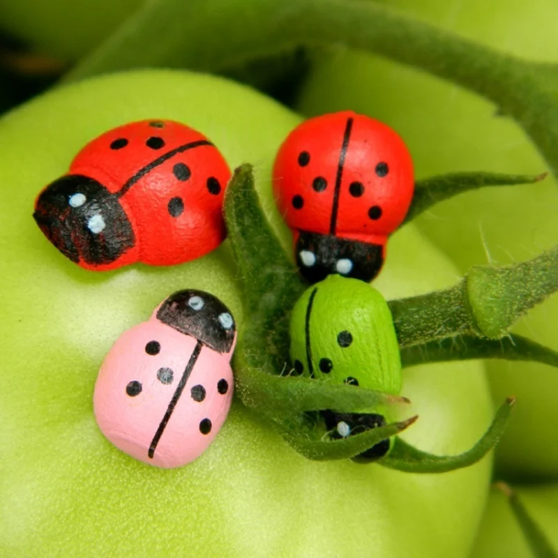 100 pçs mini abelha de madeira joaninha auto-adesivo adesivo estatueta de jardim em miniatura pintado diy artesanato decoração de jardim de fadas