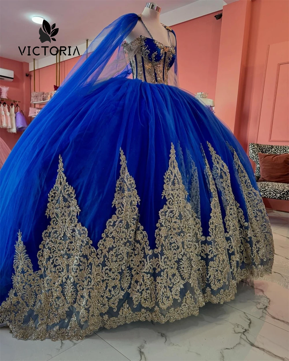 Auffälliges königsblaues Spaghetti-Quinceanera-Kleid mit goldenen Perlen und Spitzenapplikationen, Ballkleid mit Umhang, 25, Luxuskleid zum Geburtstag