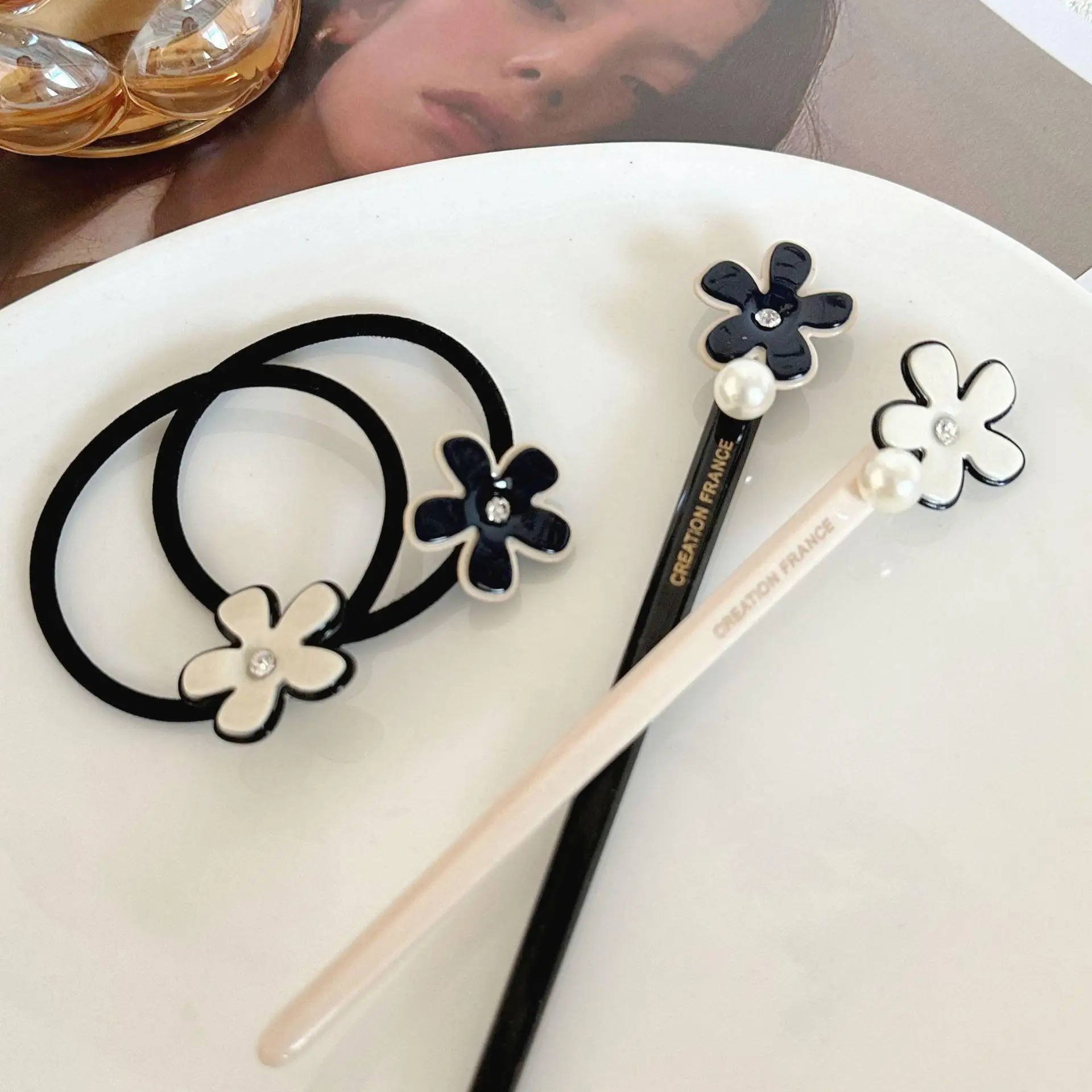 lacos-e-grampos-de-cabelo-florais-serie-alexander-acessorios-simples-e-elegantes-para-penteados-rapidos-e-faceis-na-parte-de