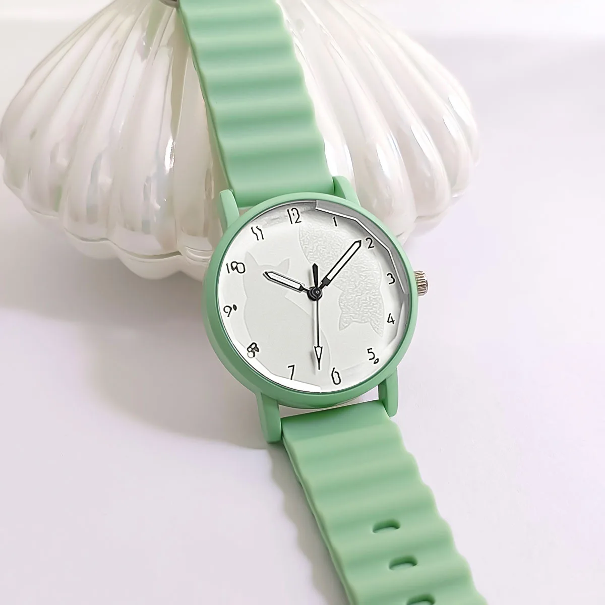 

Новые модные женские часы с круглым циферблатом, силиконовым ремешком с кошачьим принтом и волнистым узором, студенческие наручные часы