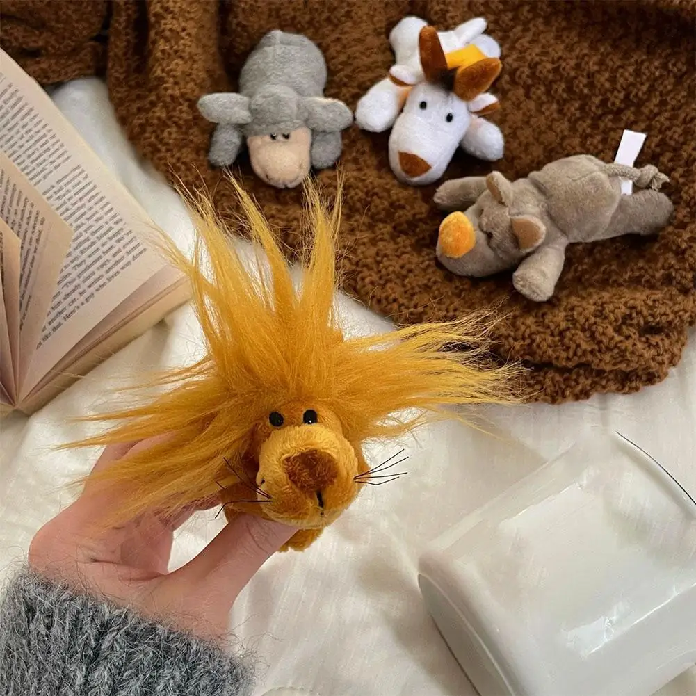 

Украшение автомобиля, куклы, собачья сеть, красная имитация интерьера, креативные принадлежности, консоль, автомобильные аксессуары, внутреннее украшение O0G7