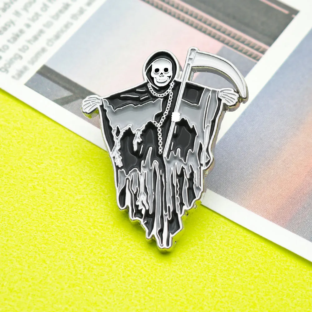 Halloween-Brosche mit Totenkopf-Motiv, Metall-Anstecknadel, schrecklicher Geist mit Sichel, gotischer Punk-Schmuck, Geschenk für Freunde. – Detail 8
