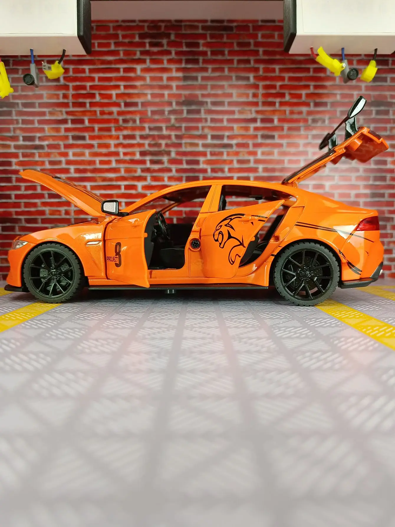 1:24 جاكوار XE SV PROJECT8 أبواب طراز السيارة المصنوعة من السبائك وغطاء المحرك، يمكن فتح صندوق السيارة به وظائف الصوت والإضاءة المحاكاة