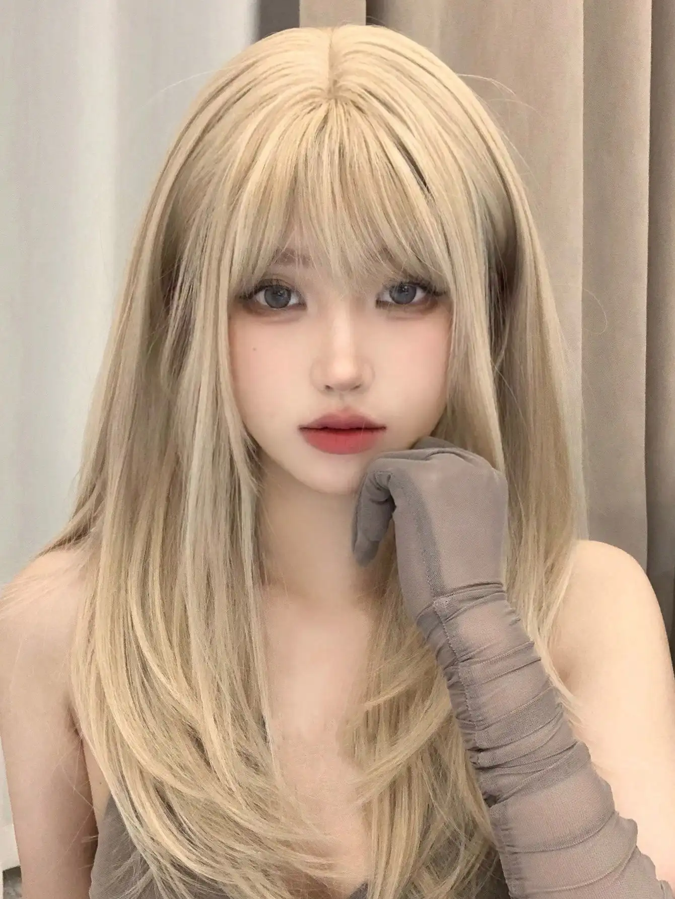 

Элегантный и натуральный синтетический парик для женщин с челкой, идеально подходящий для повседневной носки и особых случаев. Синтетический парик