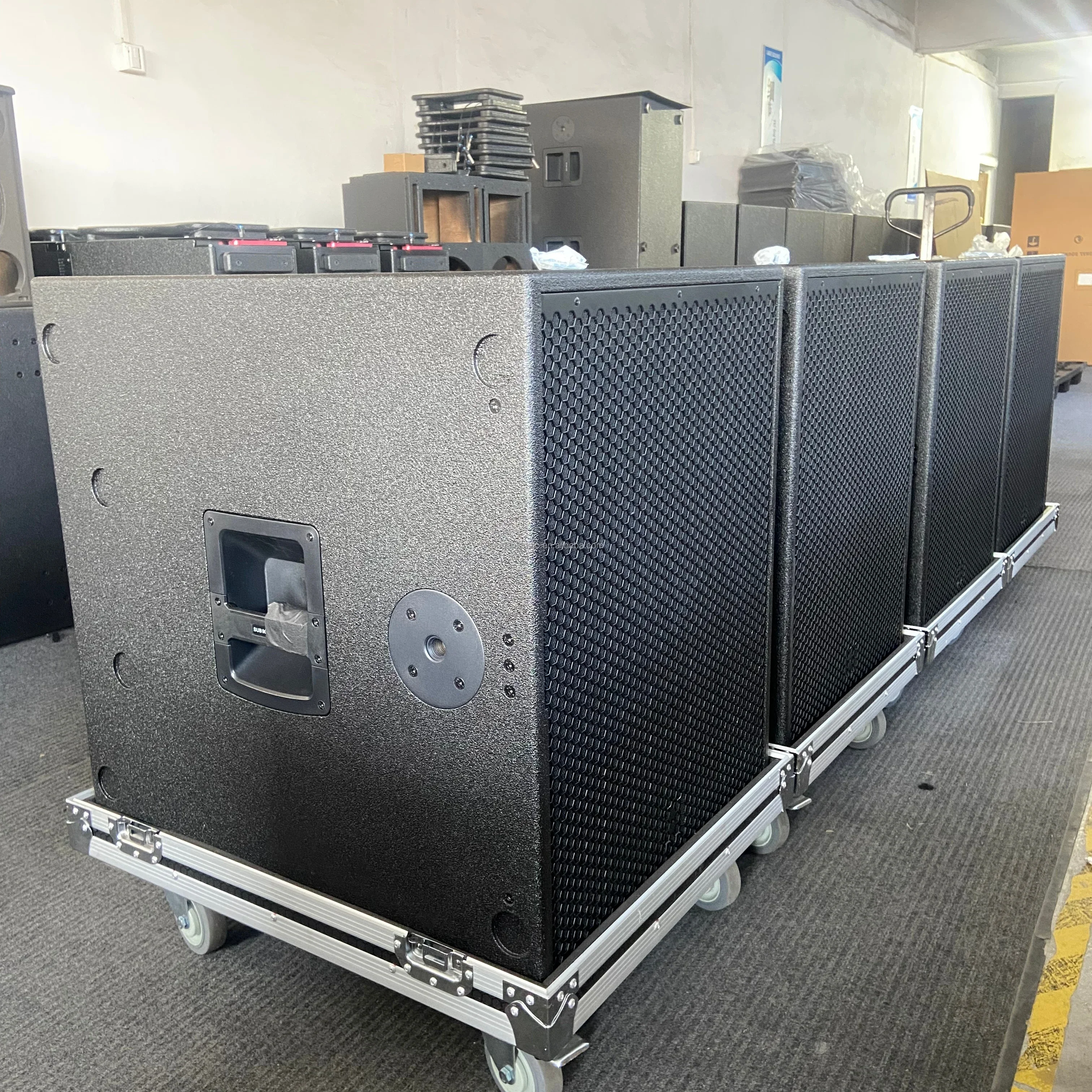 

Профессиональная аудиосистема: 18-дюймовый сабвуфер, активная акустическая система для диджеев с 18-дюймовым динамиком