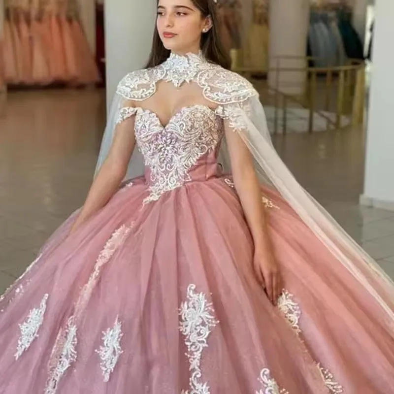 Розовые пышные платья Quinceanera с открытыми плечами и накидкой Бальное платье Тюлевые кружевные платья для выпускного вечера с белыми аппликациями Индивидуальная вечеринка