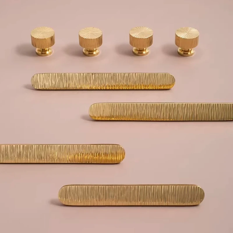 Messing Polierte Gold-Schrankgriffe Schubladenknöpfe Hammermuster Luxus-Kleiderschrankgriffe Vertikale Linien Einfache Möbelbeschläge – Detail 12