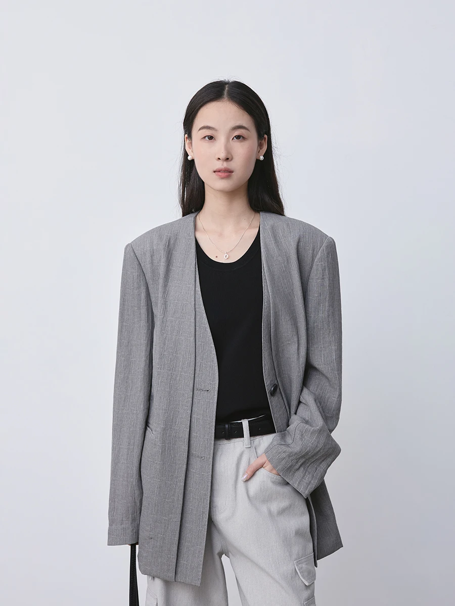 Damska marynarka dwurzędowa z podkreśloną linią ramion CAREMIND, elegancki design, casualowy szyk, odzież biznesowa.