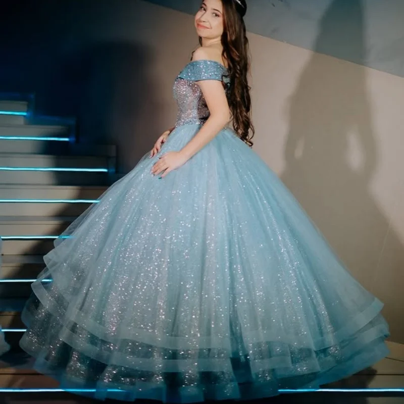 Aangepaste waterblauwe Quinceanera-jurken Uit de schouder pailletten gelaagdheid Tull Lange staart Vestido 15-Quinceanera