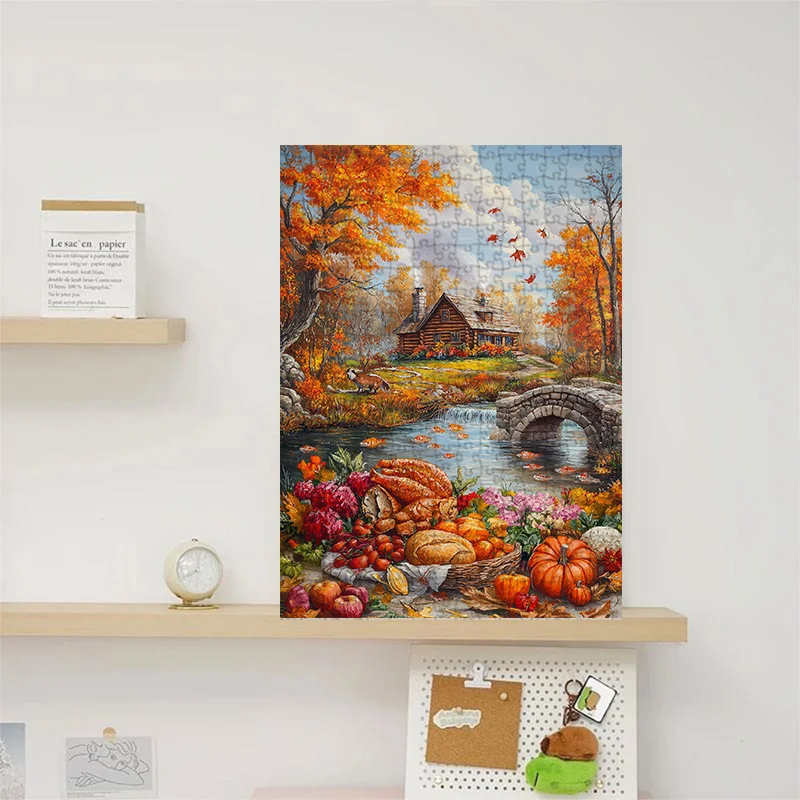 1000 قطعة من أحجية الصور المقطوعة للبالغين - كابينة سجل الخريف بواسطة نهر مع أوراق الخريف والقرع والتوت - دورا ممتازة مقاومة للخدش