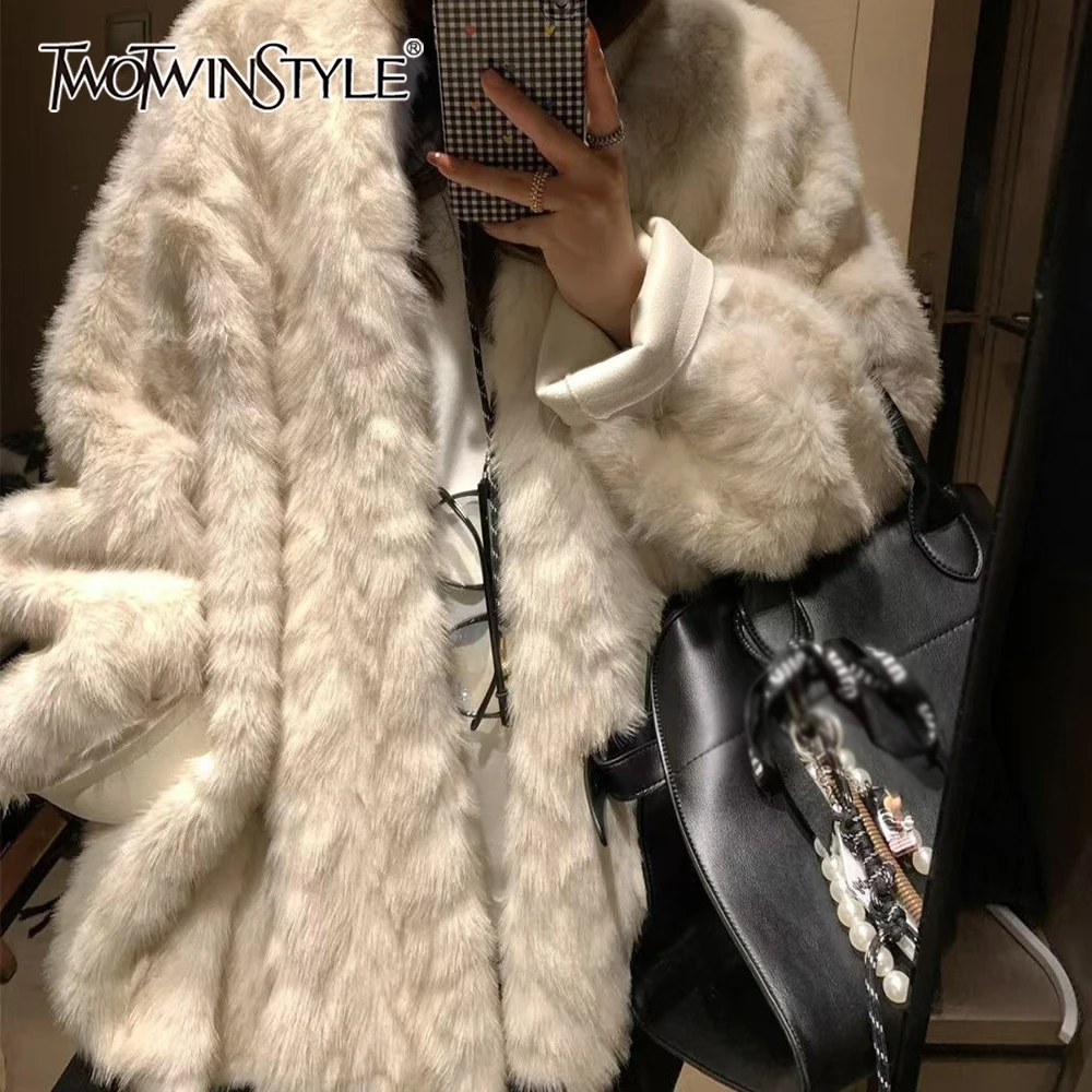 

TWOTWINSTYLE Бежевая куртка из сращенного меха женская с v-образным вырезом и длинным рукавом свободная минималистичная уличная одежда женские куртки осенняя мода новинка