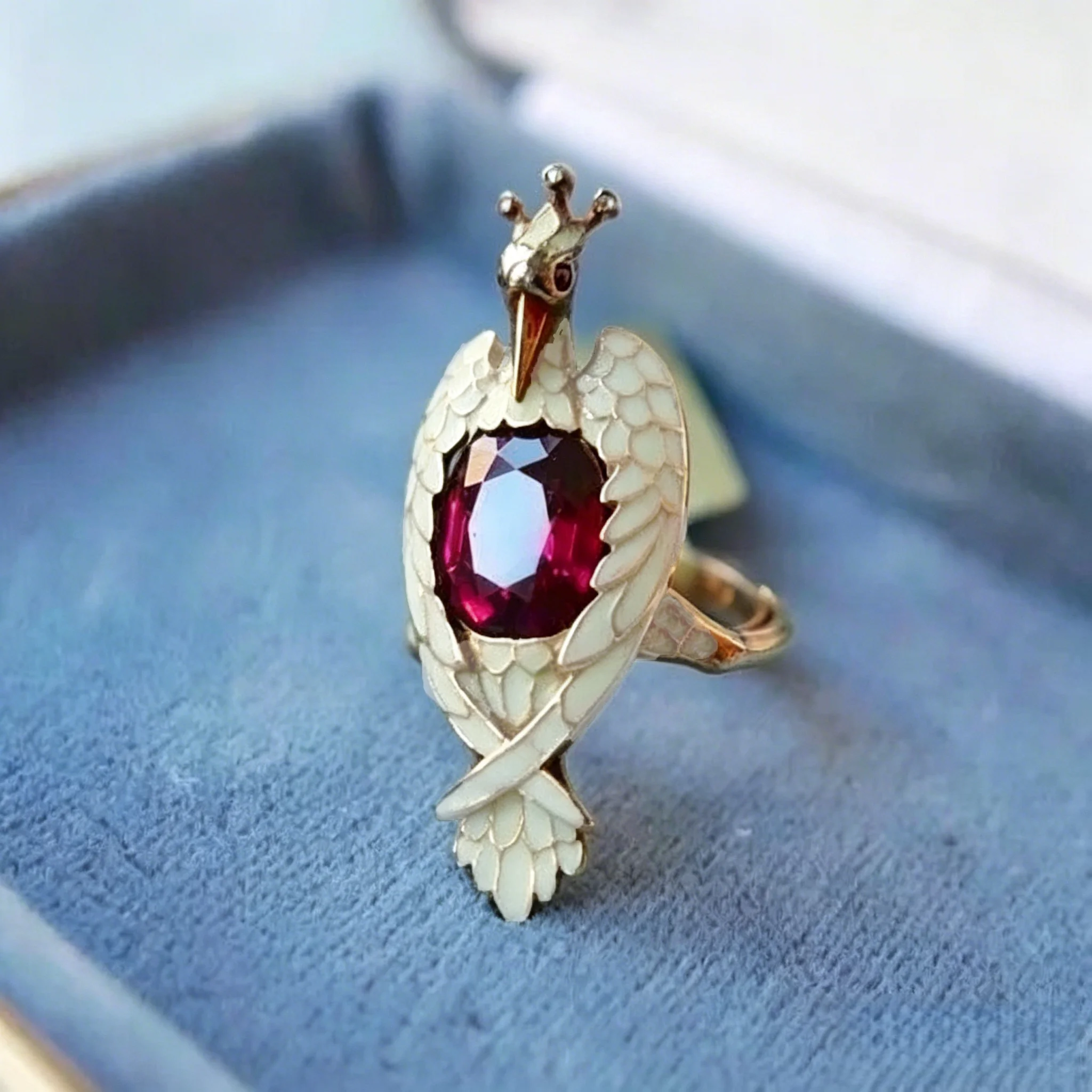 Der Phoenix-förmige Ring im Hofstil, kombiniert mit ovalem künstlichem Edelstein aus Kupfermaterial, eignet sich für Damenpartys.