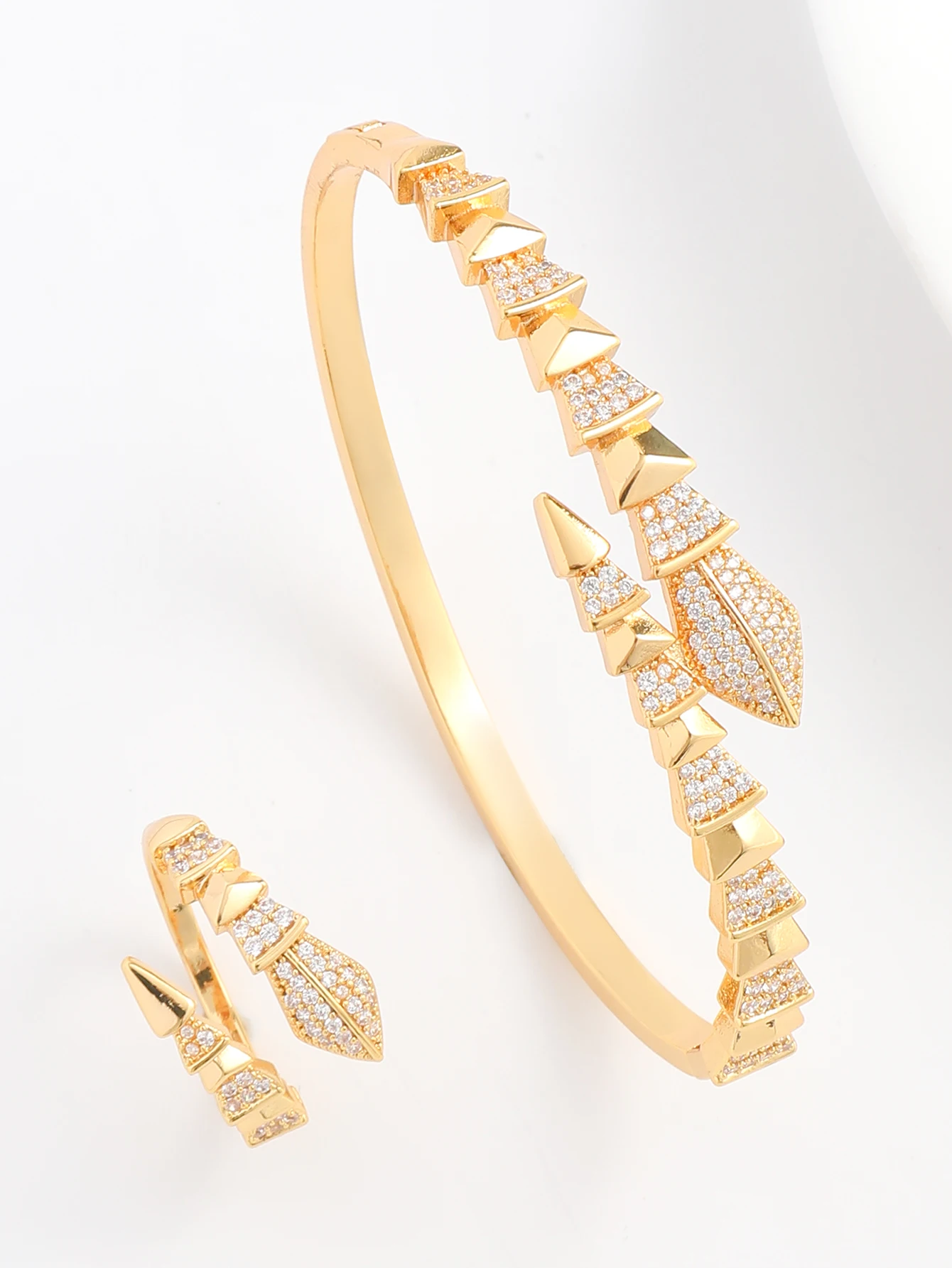 A set of women\'s new European 14K gold plated copper classic temperament exquisite serpentine zirconium inlaid bracelet ring set