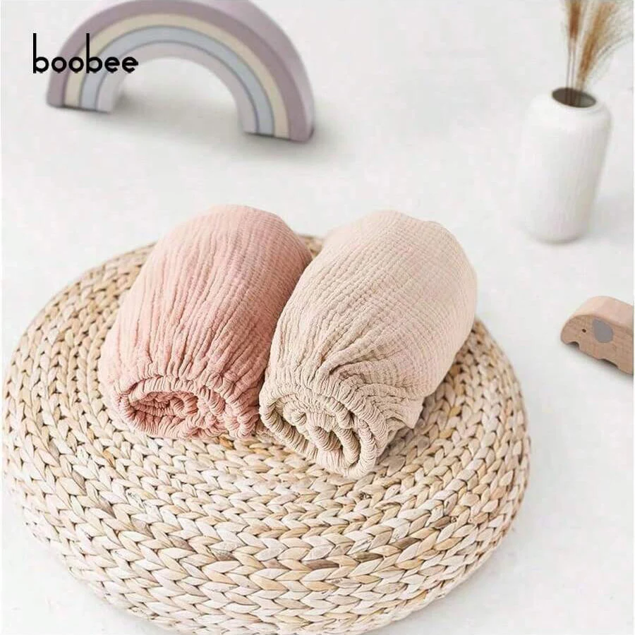 قطعة واحدة من ملاءة كريب الأطفال ذات الألوان الصلبة، غطاء مرتبة مهد - صديق للبشرة وناعم، غزل قطني مسامي لا يبدو خانقًا، مناسب لأنواع السرير المختلفة، ملاءة سرير مريحة - مصنوعة من مادة الموسلين. هدية مثالية للأطفال في عيد الميلاد والهالوين وعيد الشكر