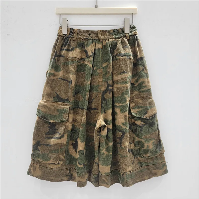 

Relaxed camo cargo shorts with an A-line cut and elastic waist. This loose, utilitarian design offers both comfort and style.