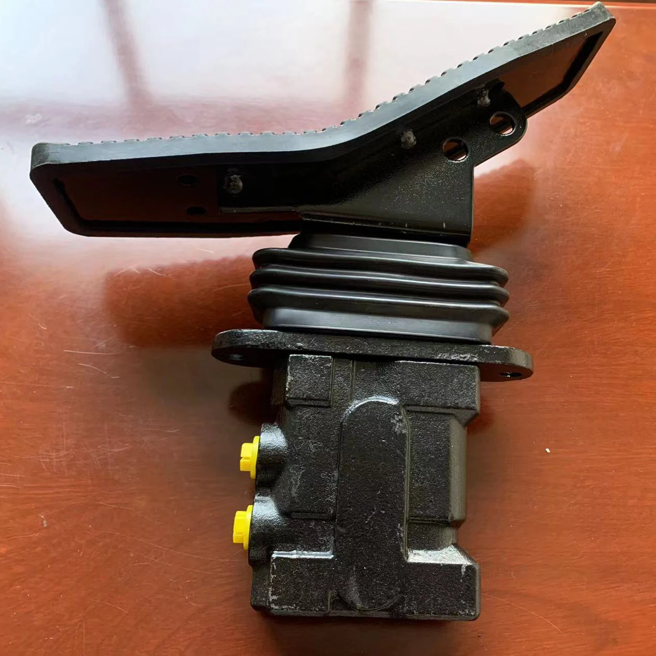 High Quality Two-way Hydraulic Foot Pedal Valve for Excavator