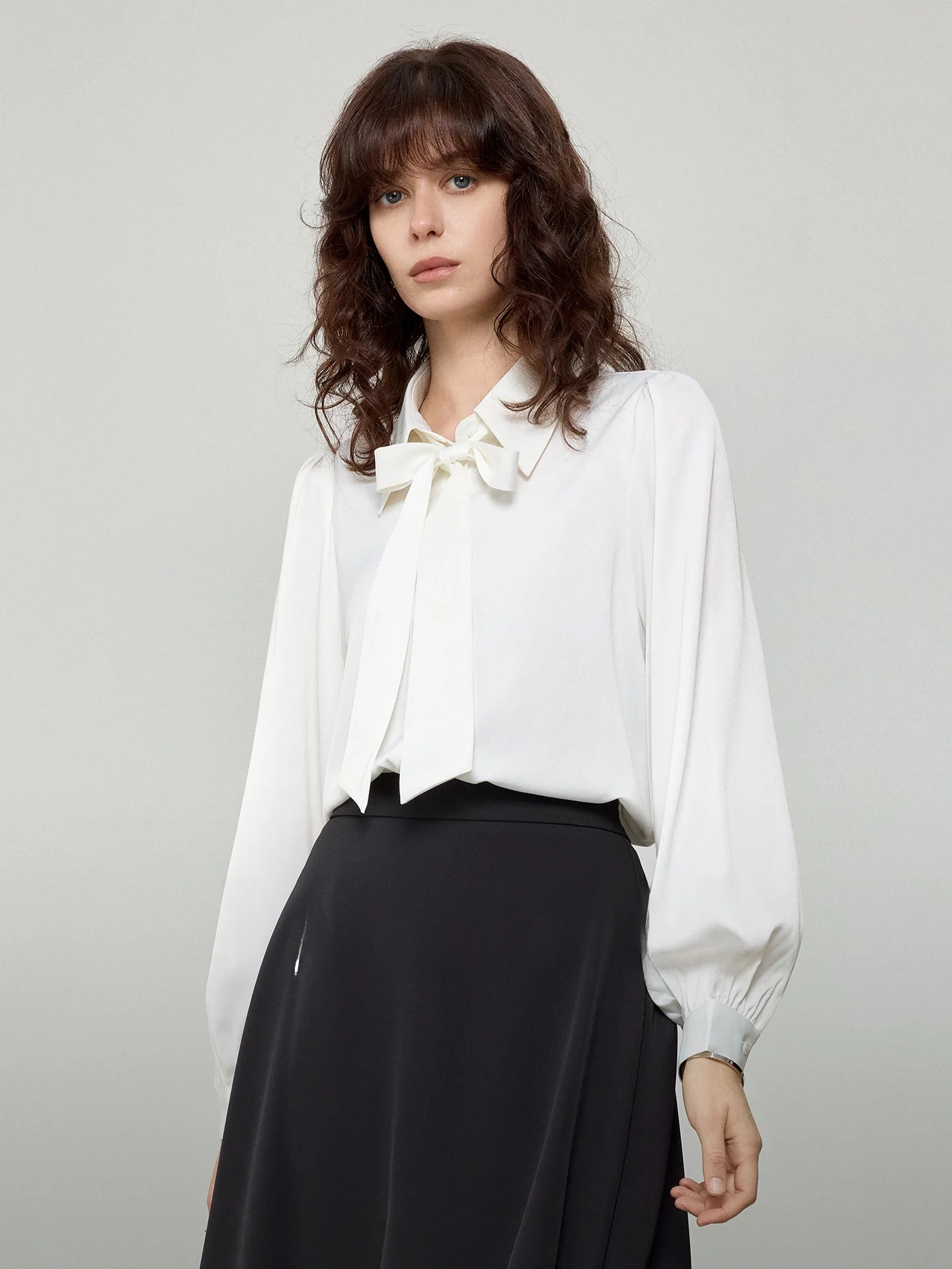 

Рубашка женская атласная с отстегивающимся бантом, весна-осень, для собеседований, деловая, для работы, белая, прямого кроя, с длинным рукавом, на пуговицах