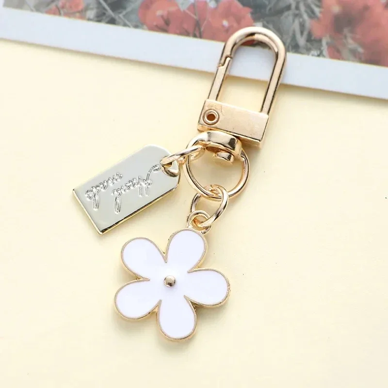 Fashion INS Style Daisy Flower Keychain Pink White Black Enamel Metal Pendant Women Key Bag Accessories Keyring