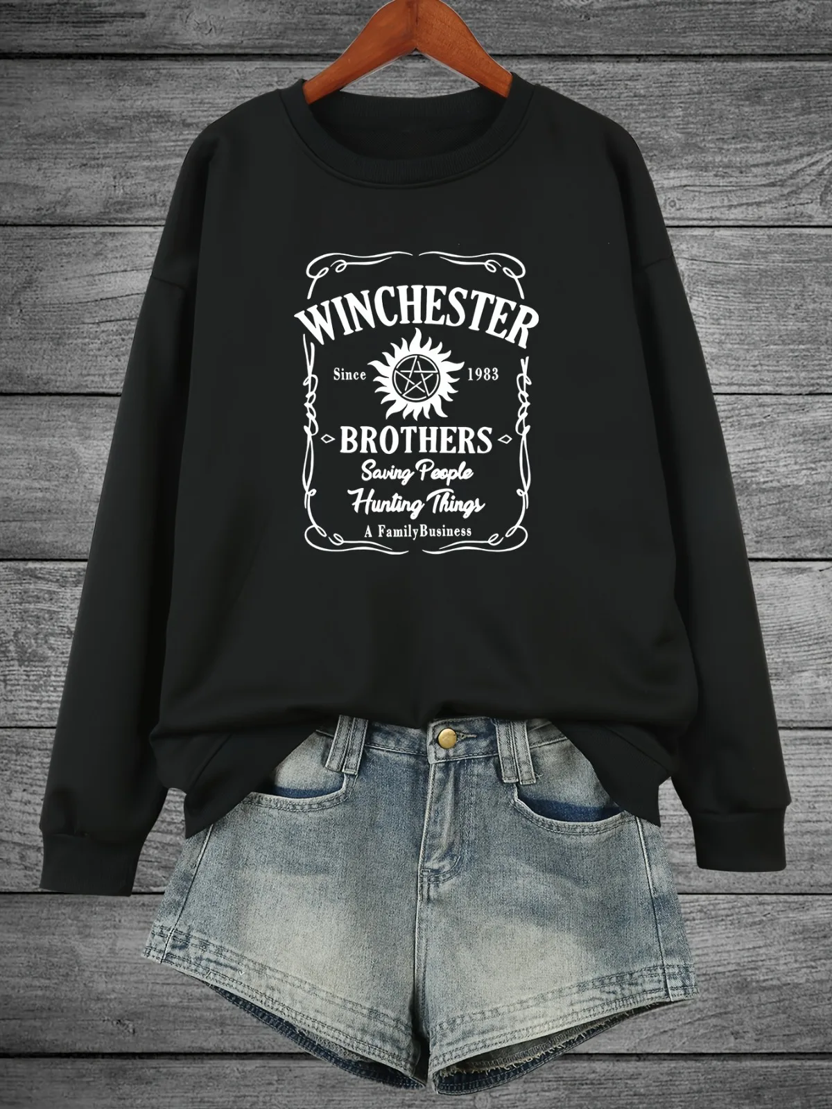 Damska bluza z kapturem z nadrukiem graficznym i sloganami, wygodna bluza wkładana przez głowę z okrągłym dekoltem, odpowiednia na prezenty świąteczne, styl gotycki.