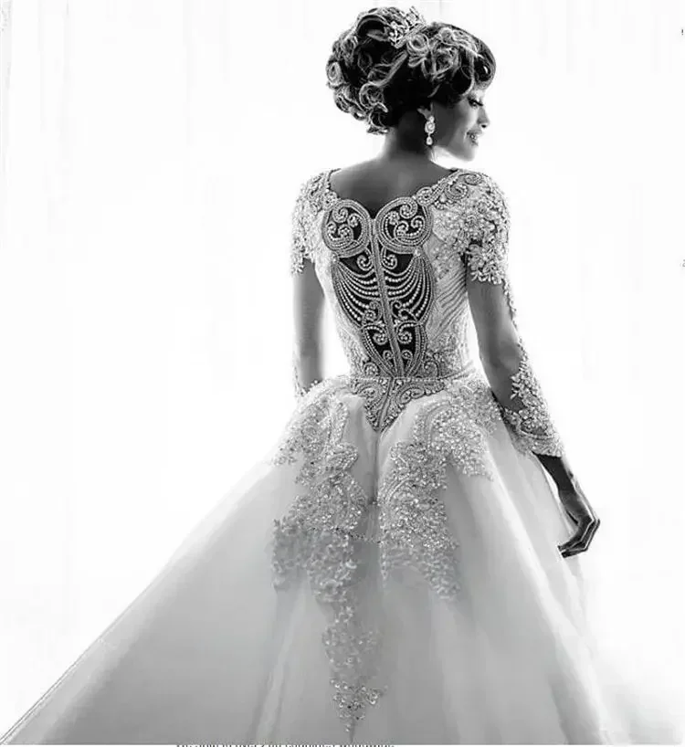 ชุดแต่งงานหรูหราแบบสั่งตัด ชุดแต่งงานไซส์ใหญ่สไตล์แอฟริกัน ชุดแต่งงานลูกไม้สไตล์วินเทจแขนยาวแบบถอดได้ พร้อมชายกระโปรงยาว