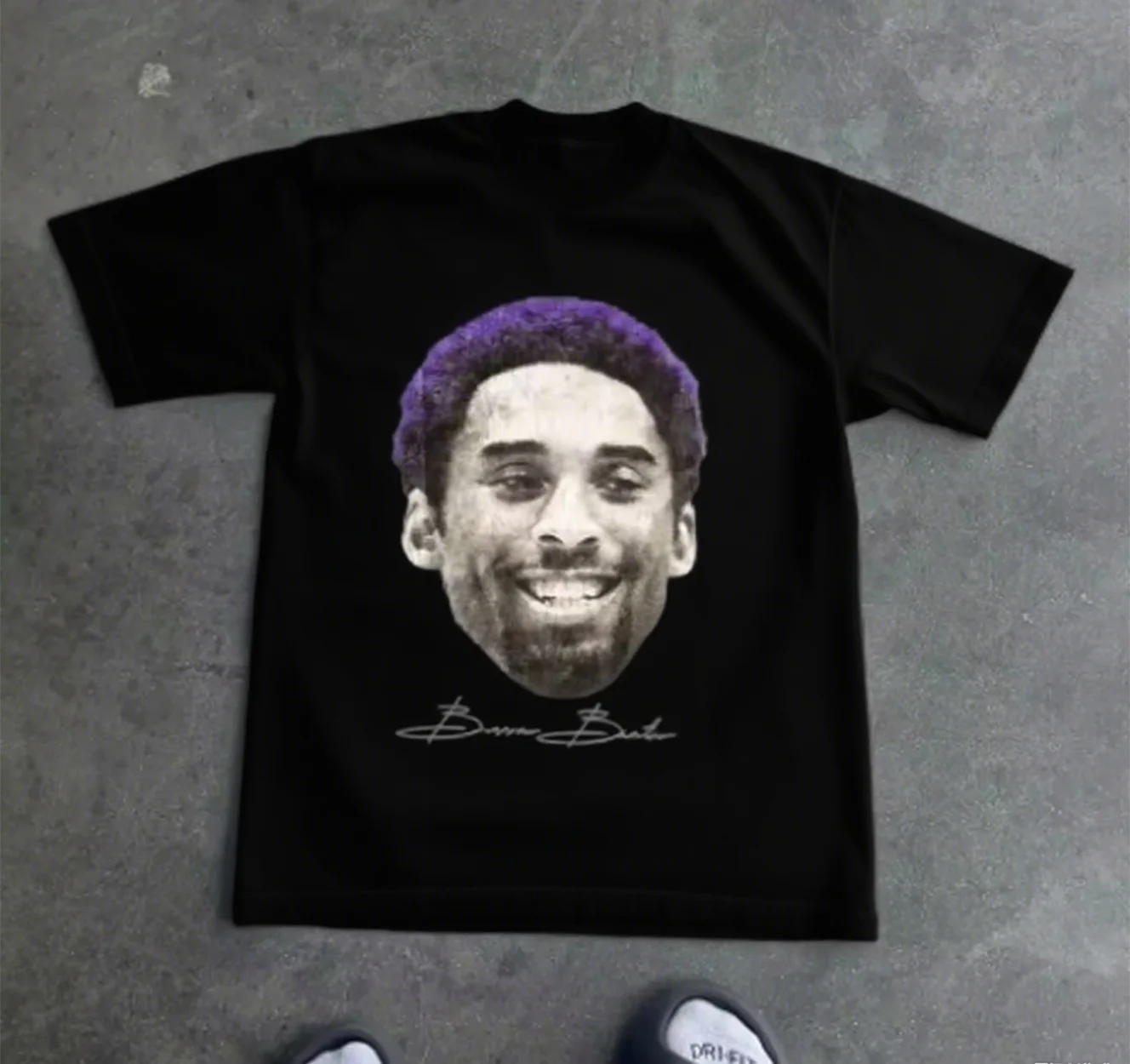 

Хлопковая футболка Kobe Bryant Tribute с улыбающимся портретом и подписью, идеально подходит для любителей Kobe, брендовая уличная футболка с принтом, Новое поступление, футболка S-4XL