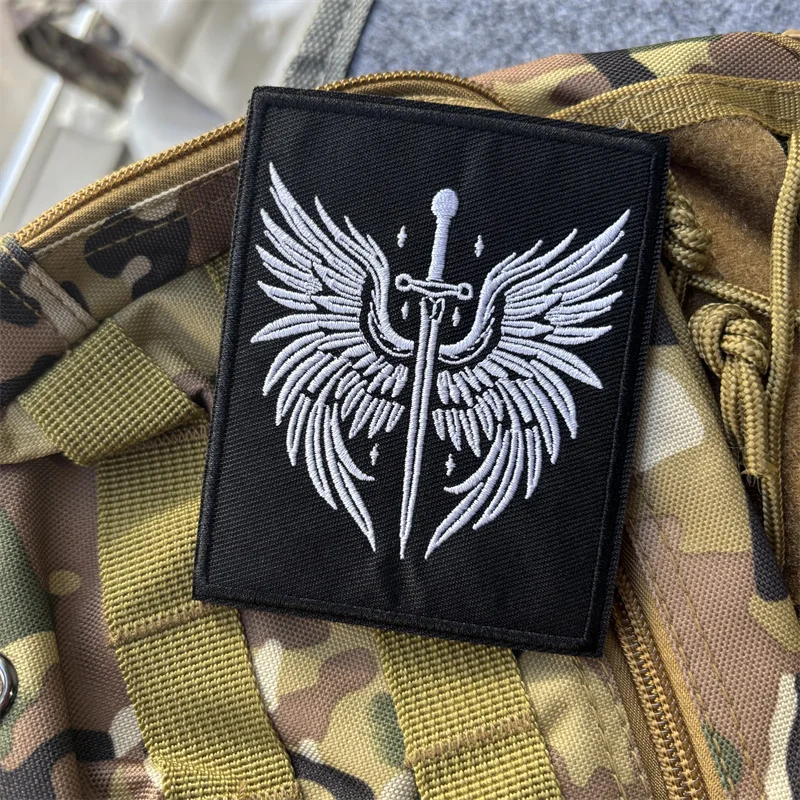Parche táctico bordado militar chevron Alas y Espada con velcro - imagen 2