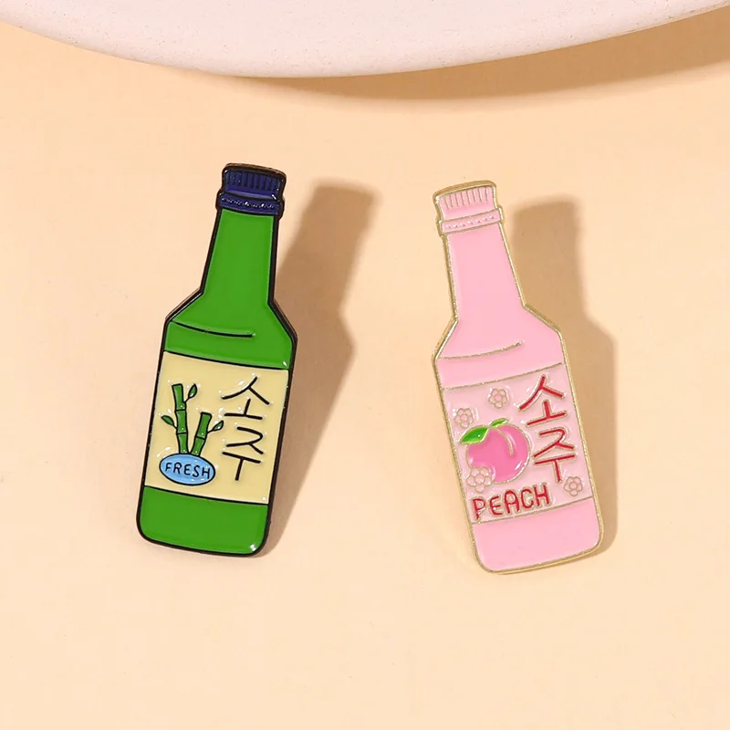 2 pzas. de pines esmaltados con diseño de botella de Soju coreano, insignias de solapa de moda para ropa y accesorios de mujer, regalo para amantes de las fiestas