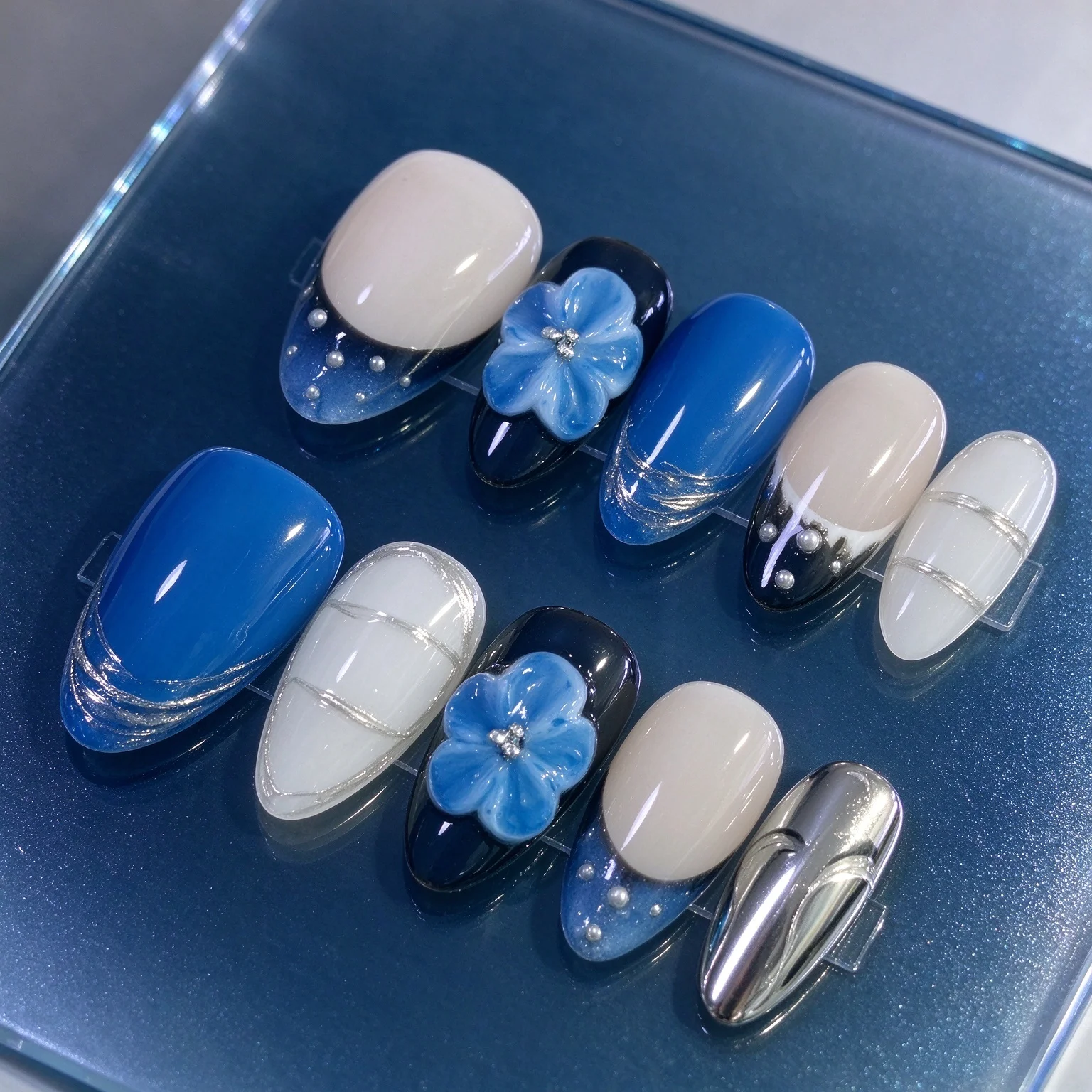 10pcs Blue Black Gradient Press On Nails 3D Blue Flower Pearl Silver Foil Decor Nude Fake Nail Short Almond Full Cover Nail Tips