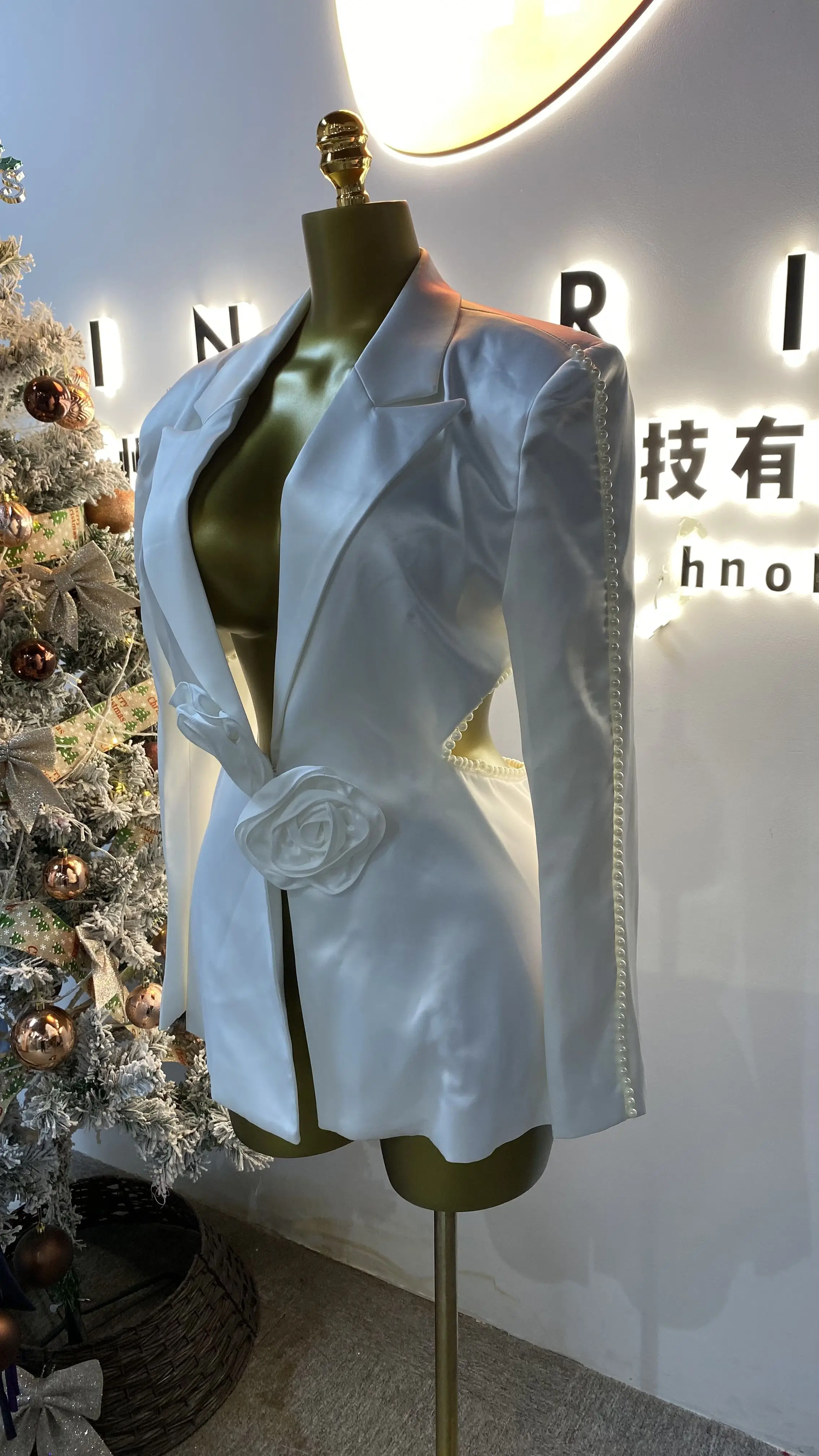 Nouveau costume pantalon deux pièces à fleurs ajourées pour femmes à la mode avec perles-GZXX151