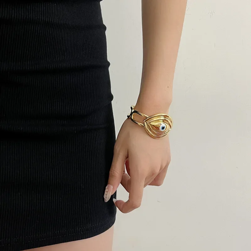 

New retro lover's eye hollow opening light luxury high sense exquisite wide version bracelet