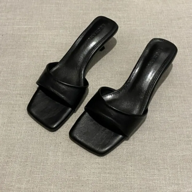 Sandali firmati con testa quadrata di moda nuovo stile estivo da donna 2025 Pantofole casual comode con punta aperta e bocca superficiale Taglia 35-40