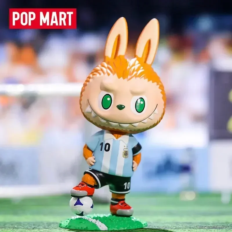 

POP MART Labubu связанный с серебристым футболом, слепая коробка, загадочная фигурка, милая аниме-кукла, игрушка для коллекционеров