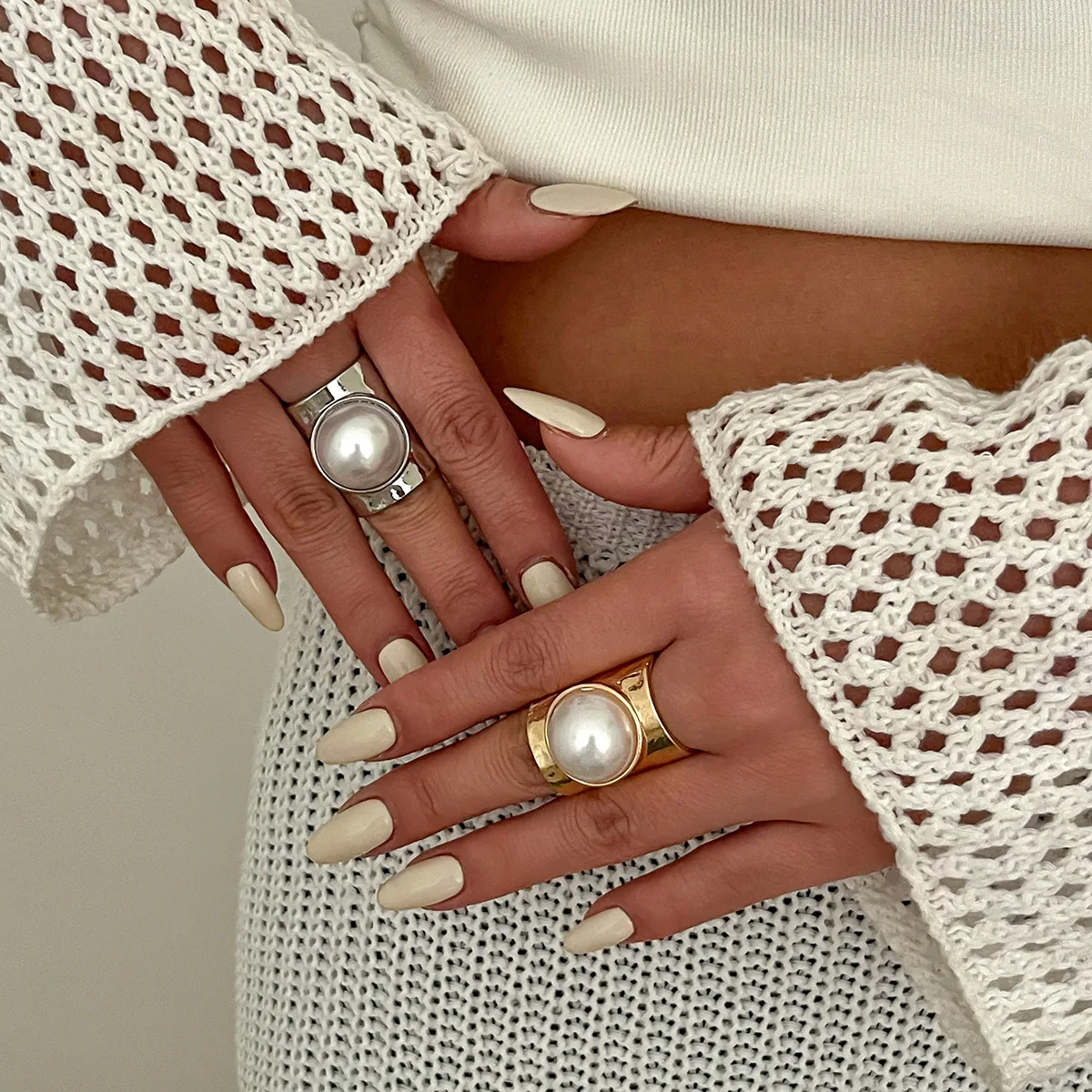 

Woman's Exaggerated Large-sized Wide Ring Set with Large Pearls Party Personality Geometric Smooth Joint Ring