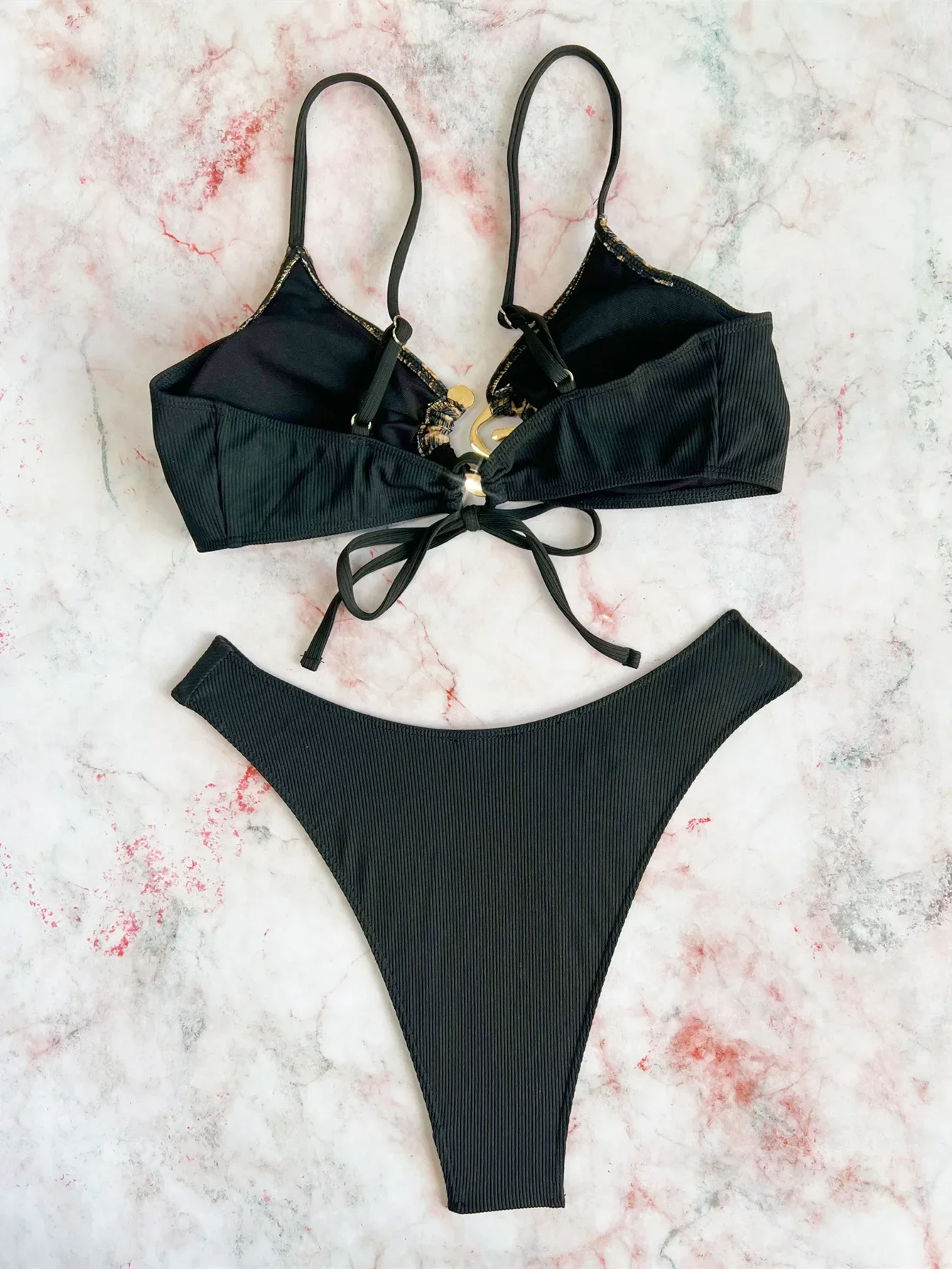 Traje de baño Sexy de dos piezas con retales de leopardo para mujer, accesorios de Metal, conjunto de Bikini hueco con tirantes y espalda descubierta, traje de baño para vacaciones en la playa