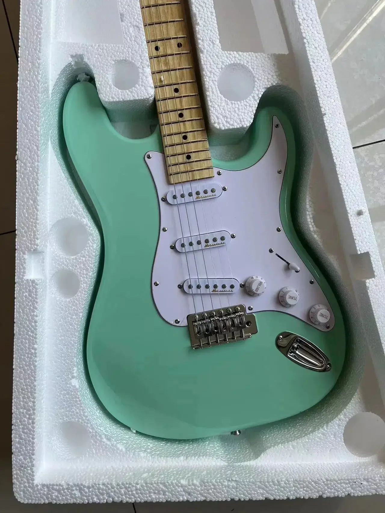 

Отправить в течение 3-х дней 6-струнная электрогитара Stratocaste-r Custom Body на складе Aa