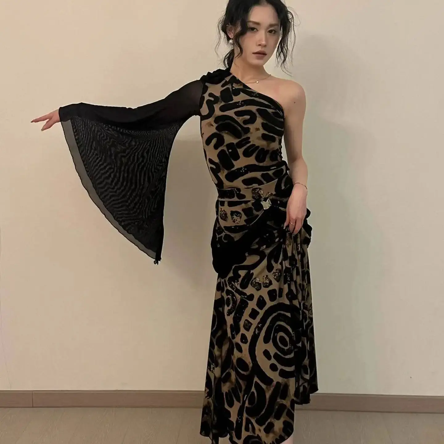 2025 국가 표준 댄스 의상 모던 볼룸 댄스 의상 여성용 레오파드 프린트 슬랜트 숄더 퍼포먼스 드레스 DN22573