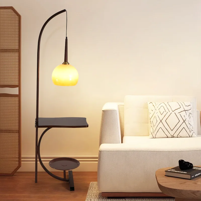 Estilo medieval, salón, pesca, lámpara de pie, junto al sofá, alto sentido