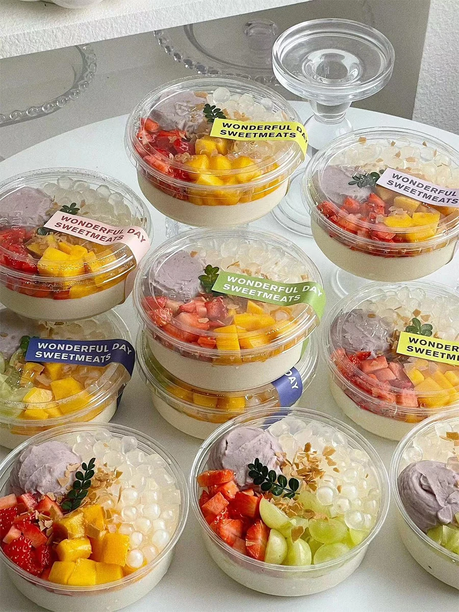 Taza congelada de leche de , tazón de yogur de infusión fría, polvo de hielo, gelatina de hierba quemada, ensalada de fru...