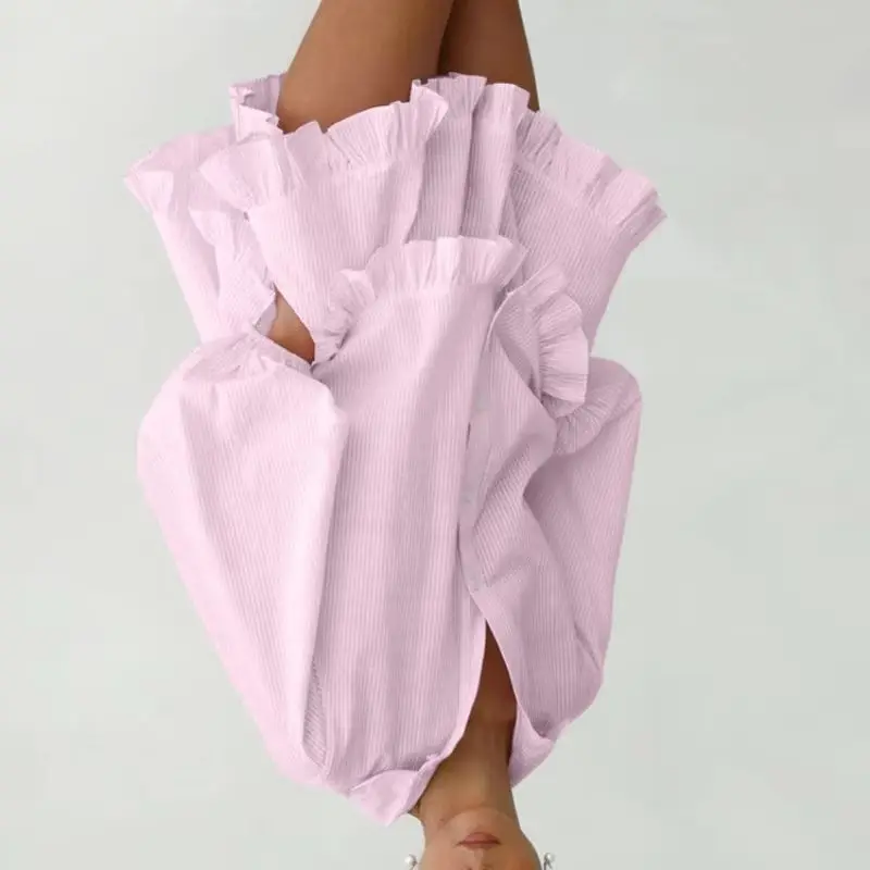 

Женский модный полосатый костюм: рубашка с отложным воротником, рукавами-фонариками и оборками, свободные шорты. Изысканный повседневный комплект из двух предметов.