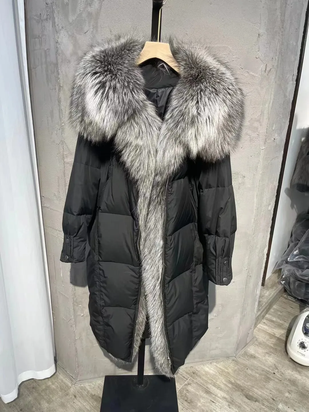 

Fashion New Autumn and Winter Women White Duck Down Jacket Oversize Loose Coat with Large Real Fox Fur Collar Black White Coats