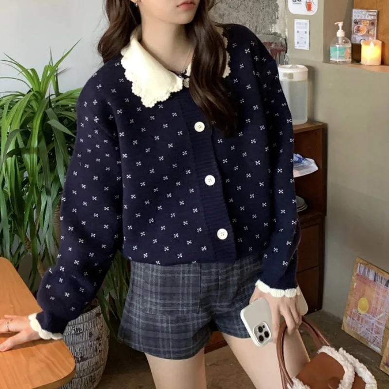 Cardigan lavorato a maglia a maniche lunghe rosso all'uncinetto con fiocco di neve vintage per donna Colletto per bambola Maglione versatile Autunno interno caldo che tocca il fondo Shir