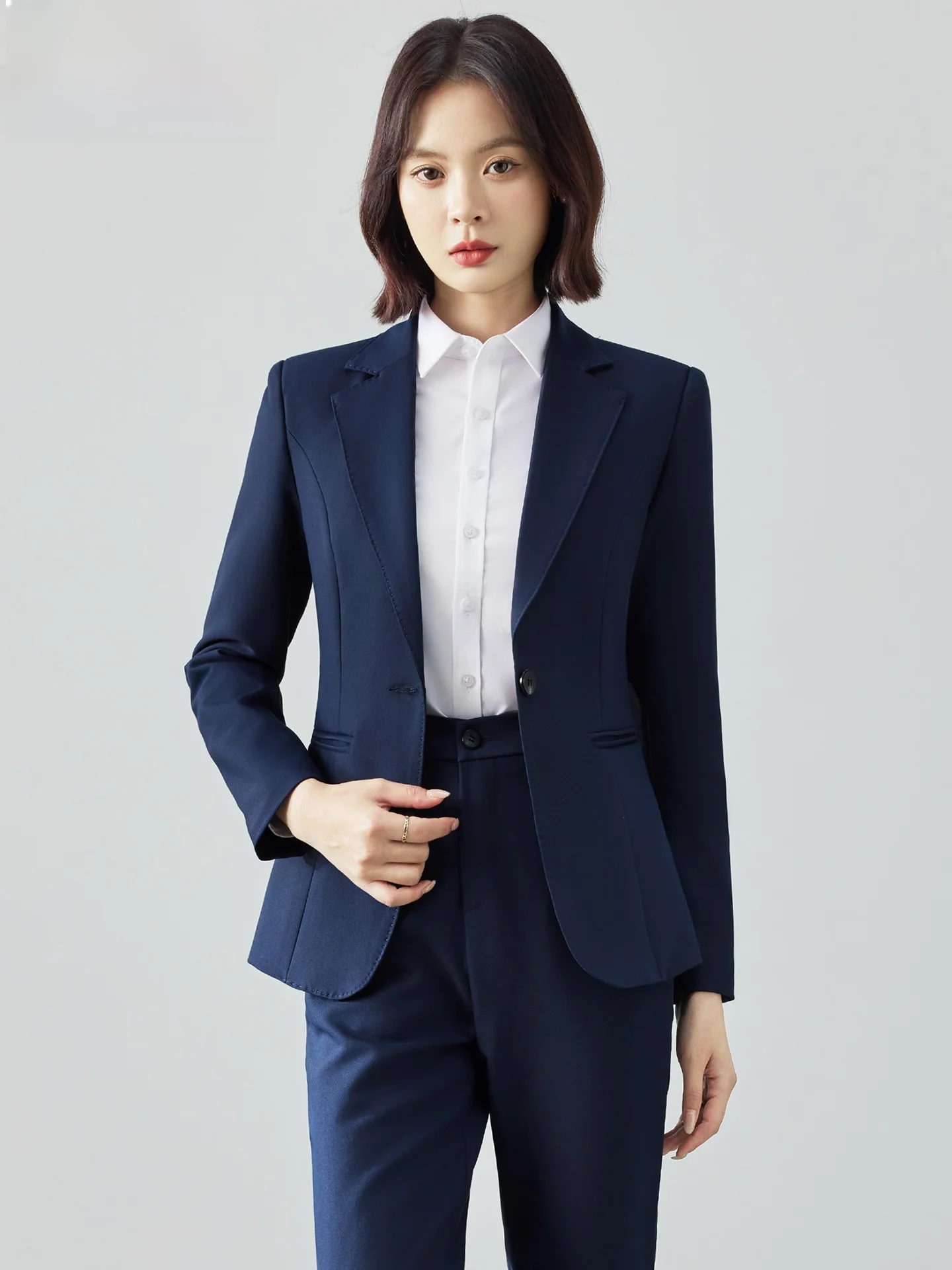 

Кобальтово-синий деловой костюм: женская приталенная футболка с пуговицами на манжетах, декоративной строчкой и завышенной талией, длинный рукав