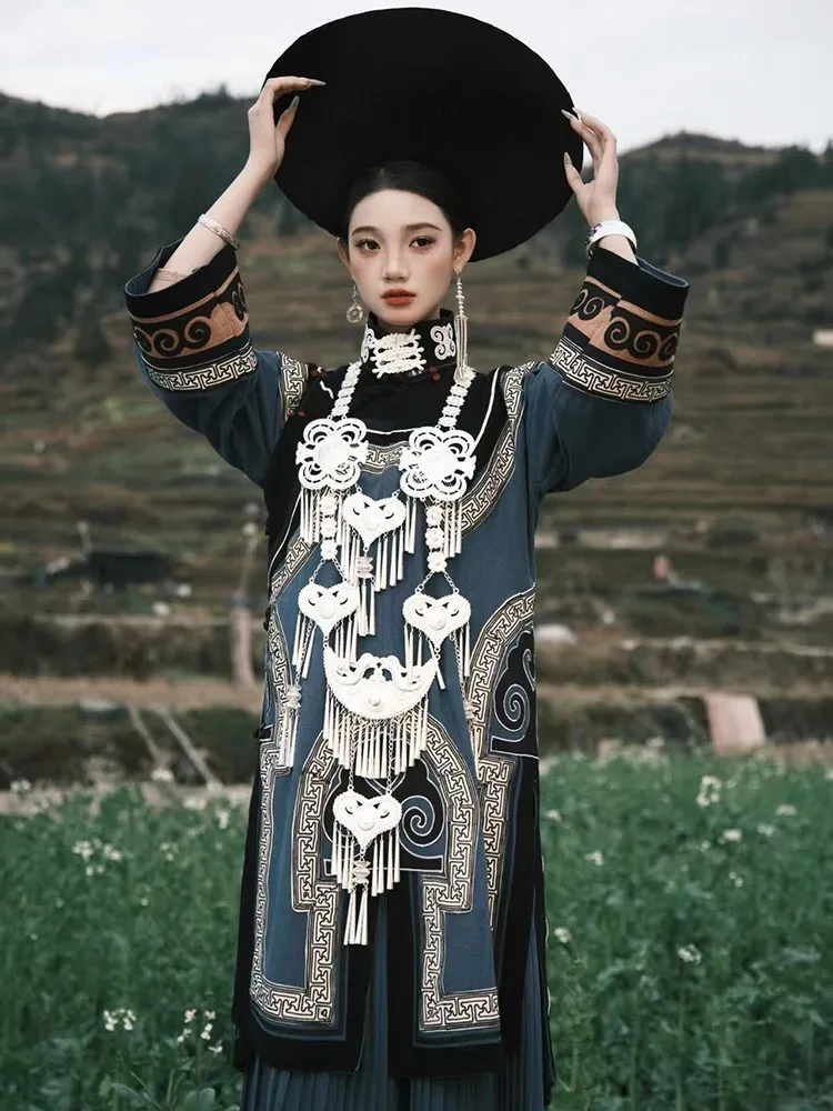 

The dark green female performance dress has a cold and refreshing cotton-linen top long skirt