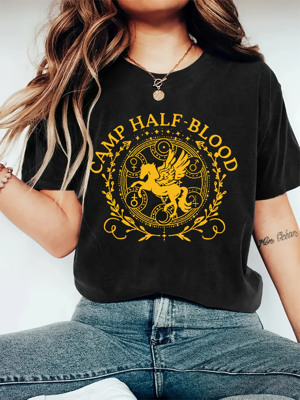 Camiseta Gráfica de Manga Corta con Cuello Redondo y Diseño de Caballo Mítico Pegaso Dorado para Mujer, Blusa Informal para Verano