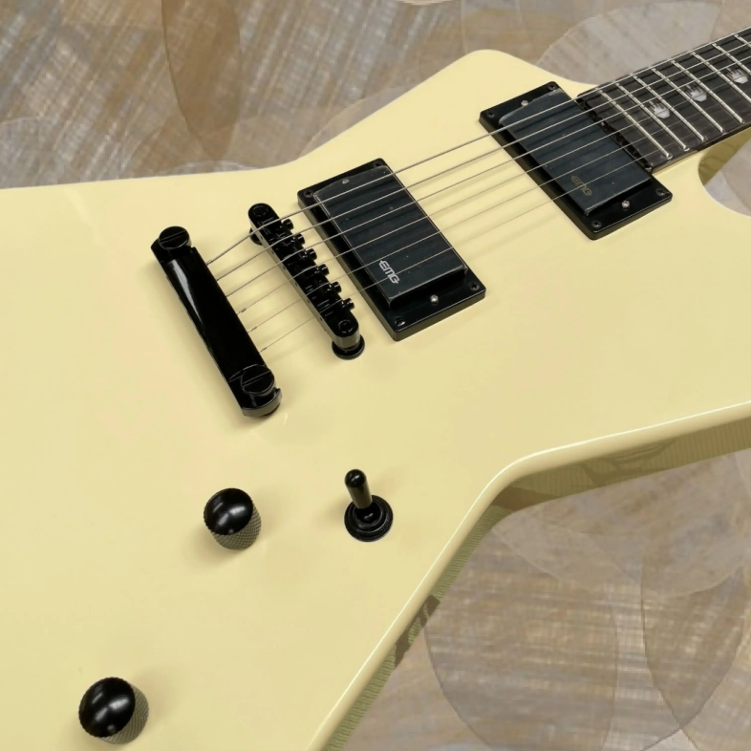 Creamy Yellow Gloss Electric Guitar, Angular Contour Body, Black Metal Fittings Guitars, Stage Play String Instrument Guitarra
