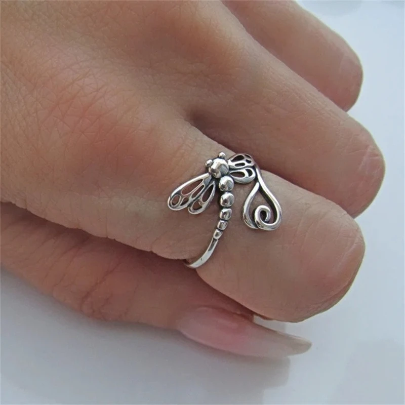 Neuer Nischen-Vintage-Ring in Silberfarbe mit Libellenmotiv, personalisierbar, trendiges Schmuck-Accessoire für Damen, Geschenk für Feiertage und Partys