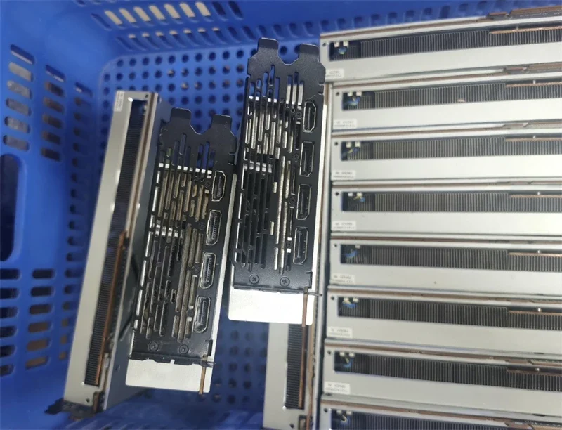 Für Radeon VII Grafikkarten mit 16 GB HBM2 4096 Bit Speicher, CrossFire-Technologie